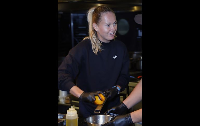 Marie Bouzková rayando el limón. GENTE BIEN JALISCO/ CLAUDIO JIMENO