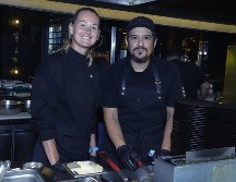 Marie Bouzková y Javier Valenzuela preparando el postre. GENTE BIEN JALISCO/ CLAUDIO JIMENO