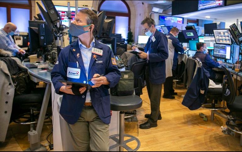 La sesión había comenzado en verde, intentando un repunte, pero los índices se deslizaron hacia el rojo a media jornada. AP/T. Shaffrey