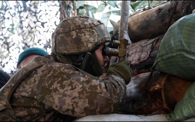 En la imagen un miembro del ejército de Ucrania cerca de Katerynivka. EFE / Z. Kurtsikidze