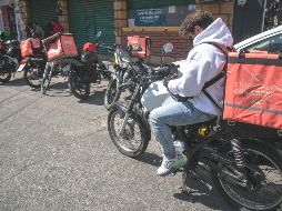 Servicio.  Al hacer uso de este servicio los comensales deben pagar un porcentaje extra por sus alimentos, aumento que no beneficia al repartidor. SUN