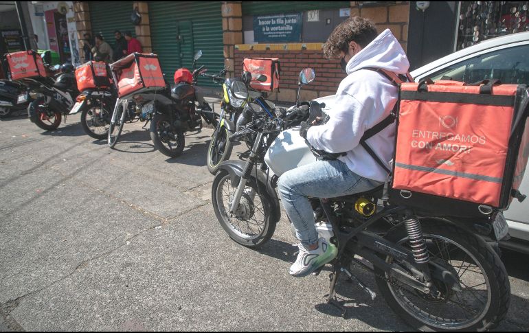 Servicio.  Al hacer uso de este servicio los comensales deben pagar un porcentaje extra por sus alimentos, aumento que no beneficia al repartidor. SUN