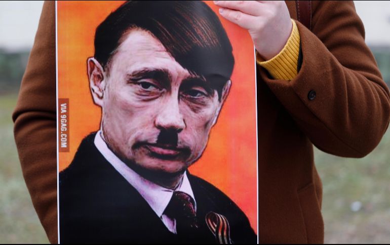 En varias protestas mundiales la imagen de Putin, asemejando a Hitler, es una contante. EFE / T. Kalnins