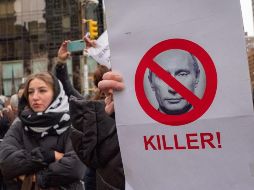 Neoyorquinos protestan este jueves contra la invasión a Ucrania impulsada por Vladimir Putin. AFP/D. Delgado