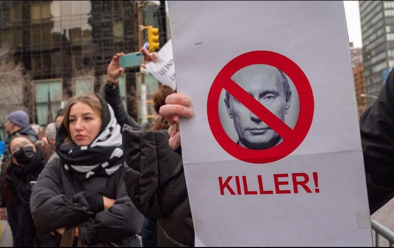 Neoyorquinos protestan este jueves contra la invasión a Ucrania impulsada por Vladimir Putin. AFP/D. Delgado