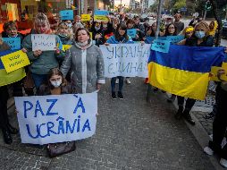 Los ucranianos se manifiestan contra la ofensiva militar de Rusia en territorio ucraniano, durante una sentada cerca del consulado ruso, en Oporto, Portugal. EFE / M. Farinha
