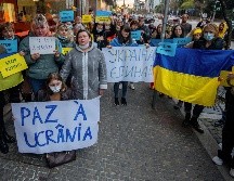 Los ucranianos se manifiestan contra la ofensiva militar de Rusia en territorio ucraniano, durante una sentada cerca del consulado ruso, en Oporto, Portugal. EFE / M. Farinha
