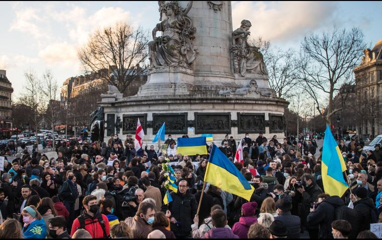 Ciudadanos ucranianos y franceses se reúnen en la Plaza de la República para mostrar su apoyo a Ucrania tras la invasión rusa en París, Francia. EFE / C. Petit