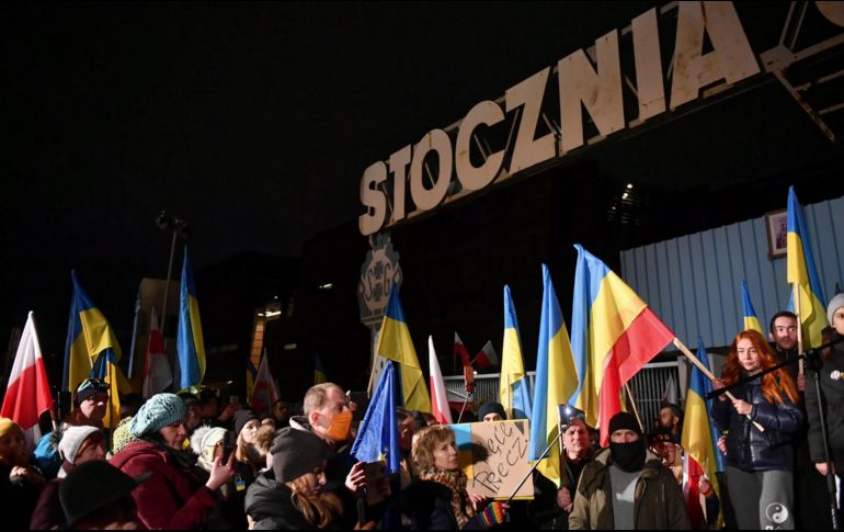 La gente se reúne en un gesto de apoyo a Ucrania, en la Plaza de la Solidaridad en Gdansk, Polonia. EFE / A. Warzawa