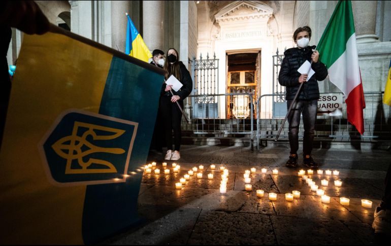 Las personas asisten a una vigilia de oración en el santuario de Pompeya por la crisis en Ucrania, en Nápoles, Italia. EFE / C. Abbate