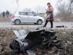 Restos de un cohete en las calles de Kiev. EFE/S. Dolzhenko