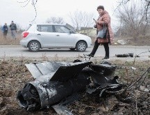 Restos de un cohete en las calles de Kiev. EFE/S. Dolzhenko