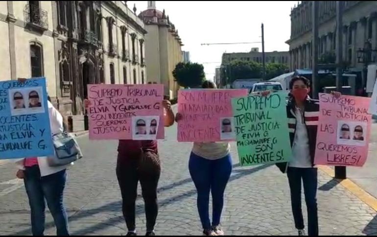 Pasadas las 10:00 horas las personas asistentes a la protesta cerraron la avenida Hidalgo para llamar la atención de las autoridades. ESPECIAL