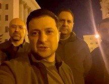 Al igual que Zelensky, los ciudadanos de Ucrania se han enlistado al ejército para pelear por su país. AFP /