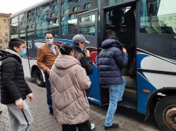 En la imagen mexicanos suben al autobús que los trasladará a Rumania. EFE / SRE