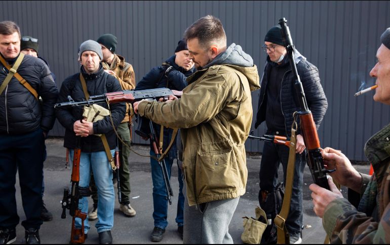 Ciudadanos reconocen sus armas luego que el presidente, Volodymyr Zelensky, declarara la ley marcial en Ucrania. EFE / M. Palinchak