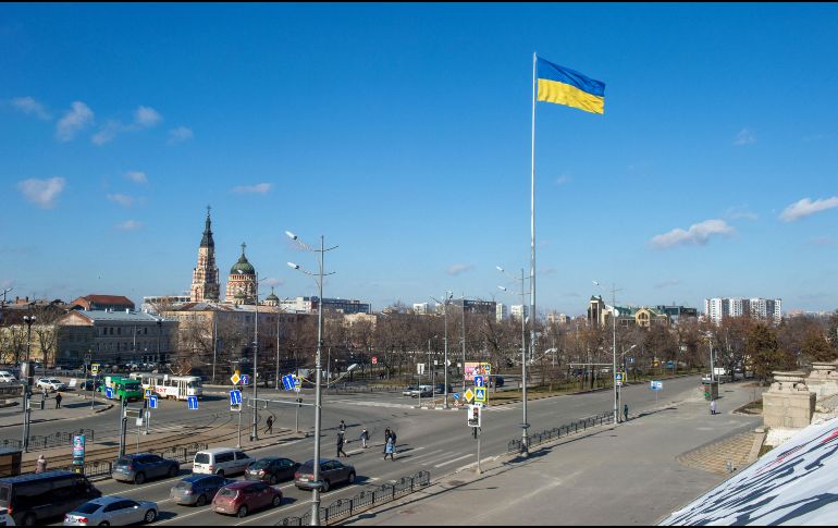 La pareja de Yaryna Arieva y Sviatoslav Fursin se dio prisa para casarse en el monasterio de San Miguel de Kiev, en medio de la invasión de Rusia a Ucrania. AFP / ARCHIVO