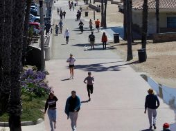 A pesar de esta información, los CDC siguen recomendando el llevar la mascarilla en zonas de riesgo, donde el COVID es elevado, situación en la que se encuentra el 37% de los condados. EFE/ E. Garcia