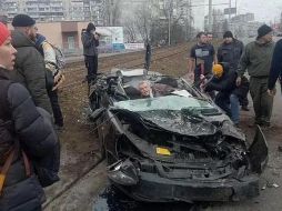 El conductor del coche aplastado por el tanque ruso fue rescatado con vida. ESPECIAL