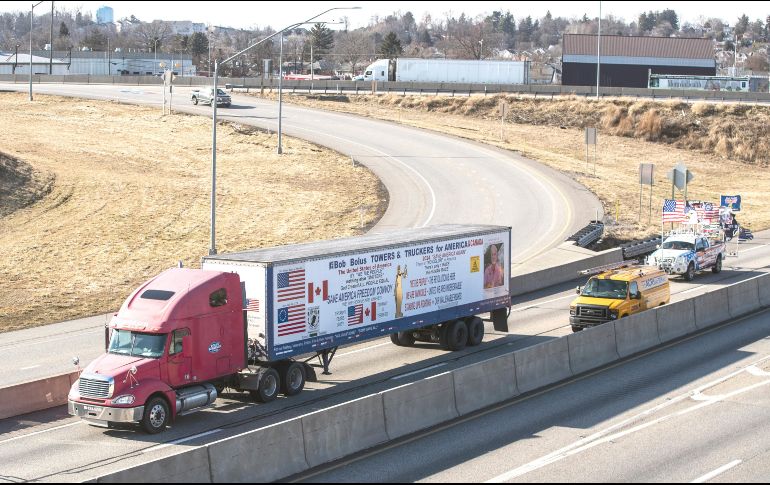 Transportistas alza a combustibles tras las sanciones económicas a Rusia. AP/S. Simmers