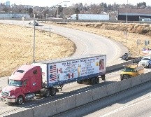 Transportistas alza a combustibles tras las sanciones económicas a Rusia. AP/S. Simmers
