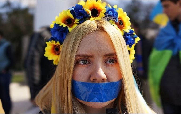 Muchos en Crimea se taparon la boca el 13 de marzo de 2014 en protesta a las fuerzas rusas, defendiendo que la península forma parte de Ucrania. GETTY IMAGES
