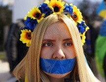 Muchos en Crimea se taparon la boca el 13 de marzo de 2014 en protesta a las fuerzas rusas, defendiendo que la península forma parte de Ucrania. GETTY IMAGES