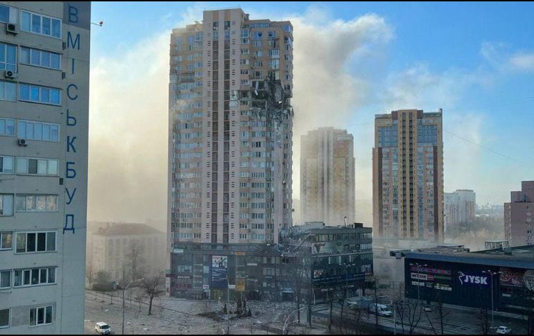 El proyectil impactó una torre de viviendas en Kiev con personas adentro. ESPECIAL