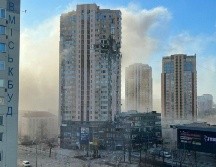 El proyectil impactó una torre de viviendas en Kiev con personas adentro. ESPECIAL