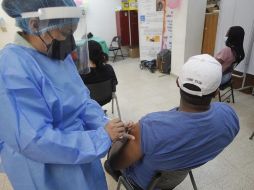 Reiteran que es importante continuar con medidas como el uso de cubrebocas y la campaña de vacunación. EFE/C. Lemos