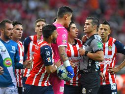 Chivas se quedó con 10 tras la expulsión de Alexis Vega. IMAGO7