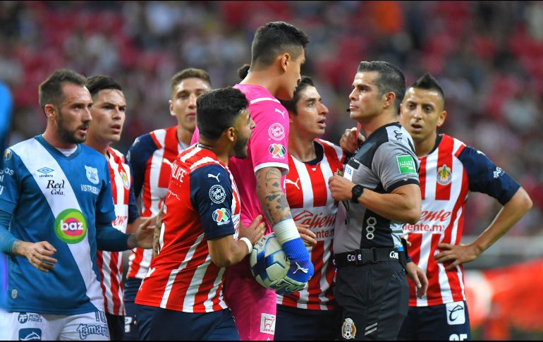 Chivas se quedó con 10 tras la expulsión de Alexis Vega. IMAGO7