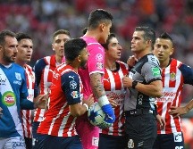 Chivas se quedó con 10 tras la expulsión de Alexis Vega. IMAGO7