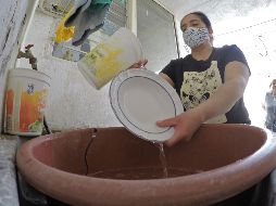 Ciudadanos señalan que el agua mancha la ropa y que llega con tierra. EL INFORMADOR/A. Camacho