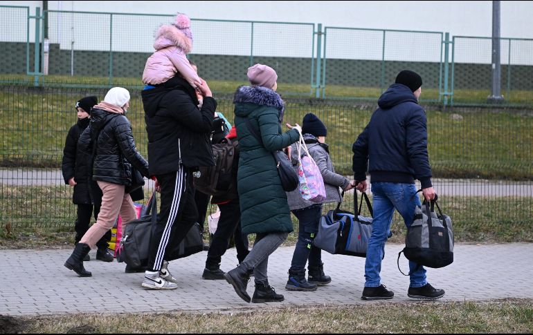 Miles de personas escapan de la zona de conflicto en Ucrania. EFE/D. Delmanowicz