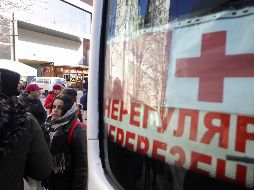 Los camiones que transportan habitualmente las bombonas de ese oxígeno no están pudiendo llegar a los hospitales, incluyendo en la capital Kiev. EFE / S. Kozliuk