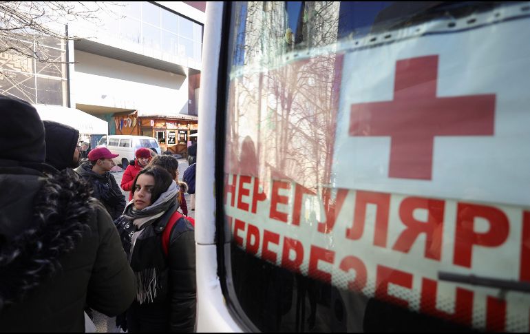Los camiones que transportan habitualmente las bombonas de ese oxígeno no están pudiendo llegar a los hospitales, incluyendo en la capital Kiev. EFE / S. Kozliuk