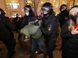 Según pudo constatar, un grupo de cerca de 500 jóvenes desfiló por el centro de Moscú gritando 