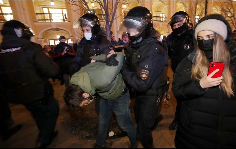 Según pudo constatar, un grupo de cerca de 500 jóvenes desfiló por el centro de Moscú gritando 