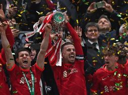 Triunfal. Jordan Henderson (centro) ha levantado ya un trofeo de la Premier League, Champions League, Supercopa de Europa, Mundial de Clubes y ahora una Copa de la Liga con los “Reds”. AFP