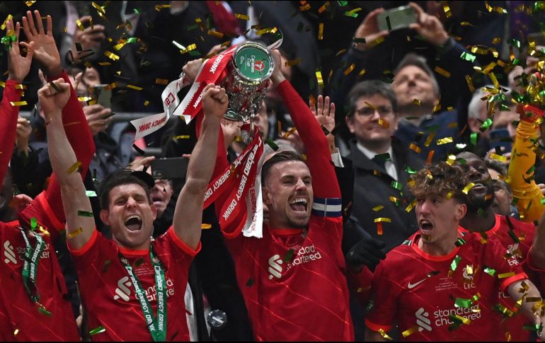 Triunfal. Jordan Henderson (centro) ha levantado ya un trofeo de la Premier League, Champions League, Supercopa de Europa, Mundial de Clubes y ahora una Copa de la Liga con los “Reds”. AFP