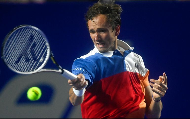 Semifinalista en Acapulco, donde perdió ante Rafael Nadal, Medvedev se aprovechó de la derrota de Novak Djokovic en cuartos de final del torneo de Dubái. AFP / P. Pardo
