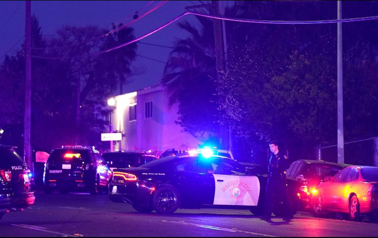 Policías investigan el multihomicidio ocurrido dentro de una iglesia en California, Estados Unidos. AP