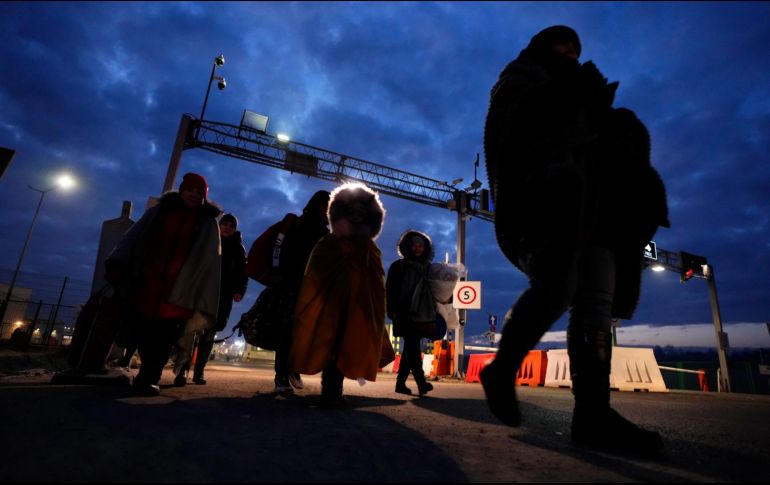 Todos los países vecinos de Ucrania mantienen sus fronteras abiertas a los refugiados, de los cuales hay un cierto número que ha ido a Rusia. AP / P. D. Josek