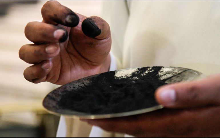 La ceniza es un símbolo en la creencia católica y retoma la idea escrita en la Biblia sobre que el hombre está hecho de polvo de tierra y tarde o temprano regresará a ese estado. NTX / ARCHIVO