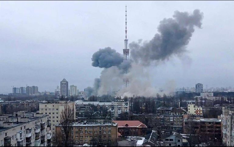 Una fotografía publicada por el ministerio del Interior mostraba la torre entre una espesa nube gris. La estructura principal seguía en pie. AFP