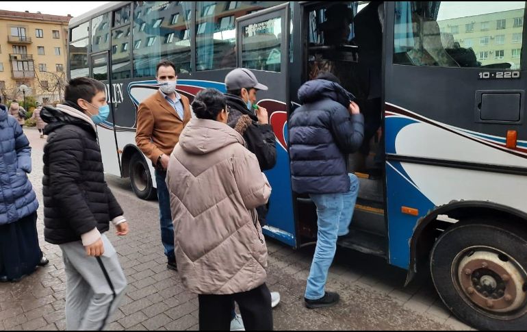 Se encuentra en camino a la frontera con Rumania un autobús con familias mexicanas, quienes lograron salir de Kiev. EFE/Secretaria de Relaciones Exteriores