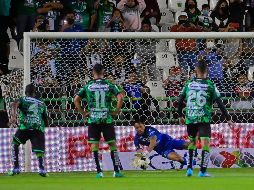 Un mal tiro de Luis Romo facilitó la atajada de Rodolfo Cota. IMAGO7/S. Laureano