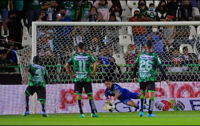 Un mal tiro de Luis Romo facilitó la atajada de Rodolfo Cota. IMAGO7/S. Laureano