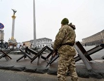 Un militante de las Fuerzas de Defensa Territorial monta guardia en una barricada antitanques en Kiev. AFP/S. Supinsky